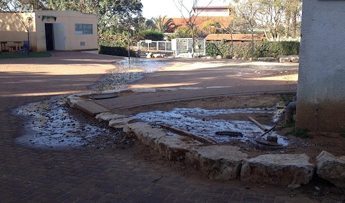 ביוב זורם בבית ספר במועצה האיזורית לב השרון בראשות עמיר ריטוב