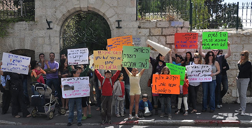 ההפגנה בפתח משרד החינוך הפגנה בפתח משרד החינוך למען כיתות קטנות ותשתיות סבירות. ההפגנה בוצעה בשיתוף עם תכנית הטלוויזיה של אורלי וגיא.