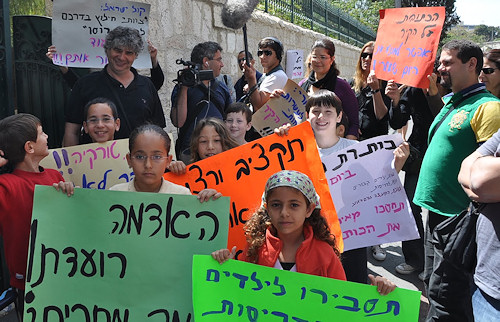 עם גיא מרוז גיא מירוז והמפגינים מהמועצה האיזורית לב השרון למען כיתות קטנות ותשתיות סבירות בבית הספר.